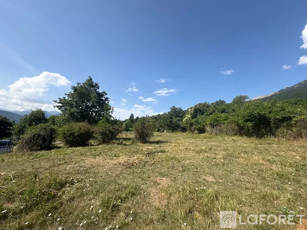 Terrain 744 m²