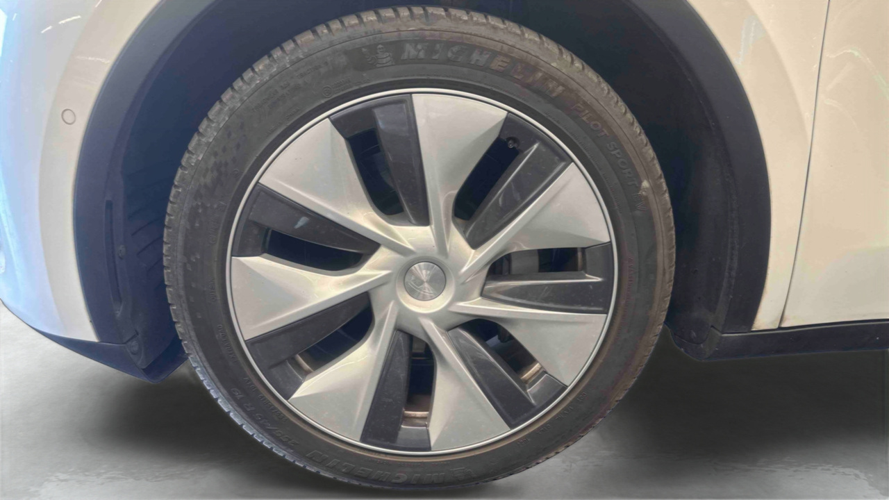 Tesla MODEL Y Long-Range Dual Motor AWD — photo 13