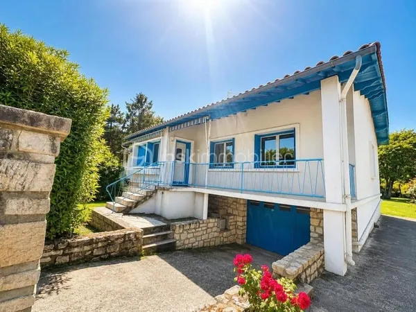Meschers-sur-Gironde  Élégante maison royannaise  140 m²  Grand jardin clos 1100 m²  Garage & dé