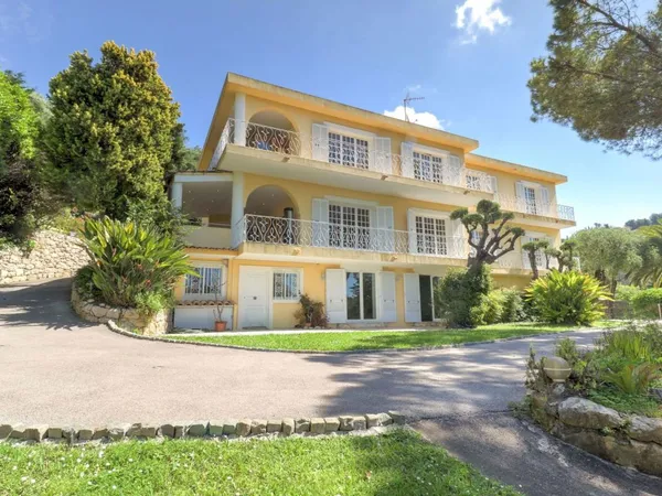 Superbe Maison de Maître avec Piscine et un Sublime Jardin Luxuriant !!!