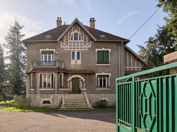 Maison 10 pièces 302 m²