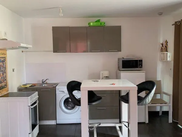 Studio avec bail étudiant/te