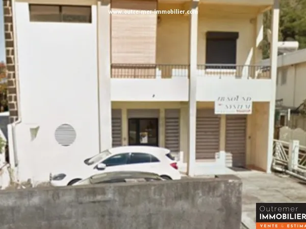 Immeuble de rapport avec logements et locaux commerciaux