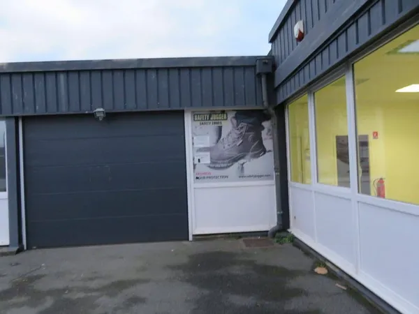 Local commercial 244 m²