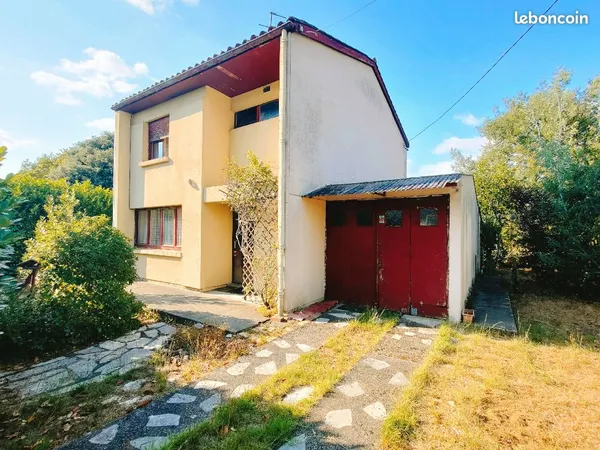 Maison individuelle isolée, tranquille, cachée, 5p, 80m2 + immense garage env. 30m2 + terrain env. 6