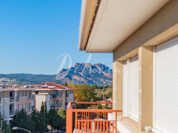 Charmant appartement 3 pièces avec terrasse au centre de Puget-sur-Argens.