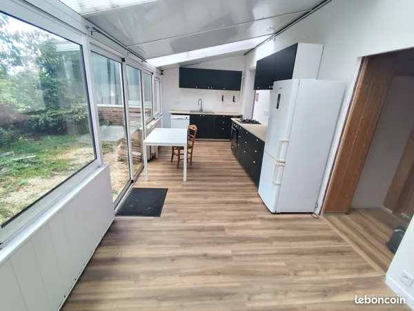 Maison familiale jouxtant une foret dans quartier calme