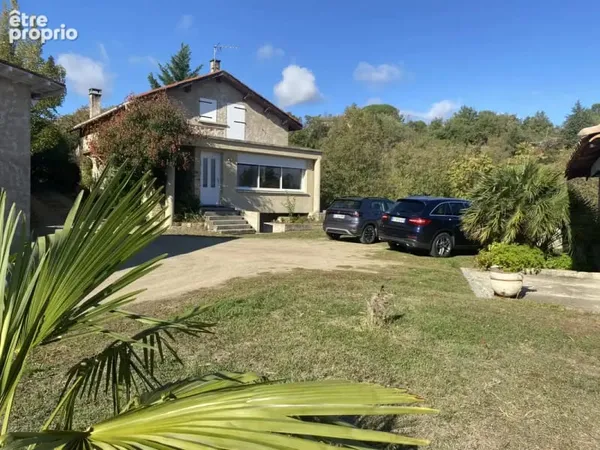 Sur les hauteurs d'Annonay, coquette maison en pierres avec vue et espace piscine.