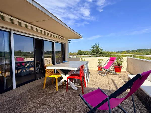 Appartement T2 avec terrasse avec vue sur la nature environnante.