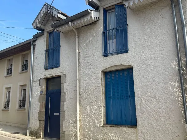 Entre Bar le Duc et Ligny en Barrois : Maison de village habitable à rafraîchir