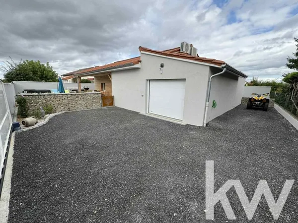 Maison rénovée en 2020, 4 chambres, garage et terrain.