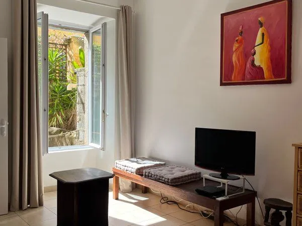 Appartement F1 à louer à l'année. Vieille ville