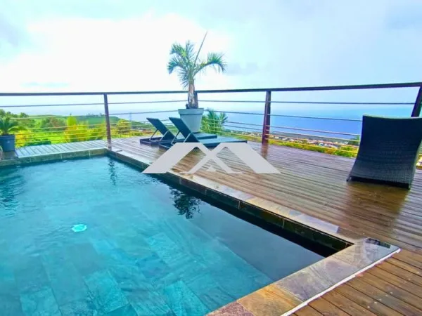 Villa de standing avec piscine et vue panoramique sur l'océan.
