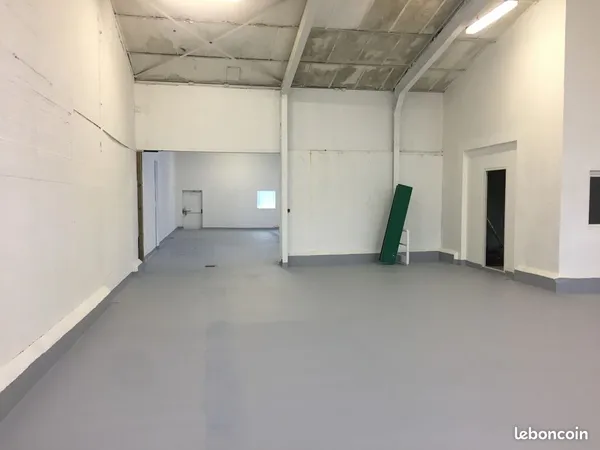 Entrepôts 246 & 360 m² - Le Houlme, 10 min de Rouen - Porte sectionnelle
