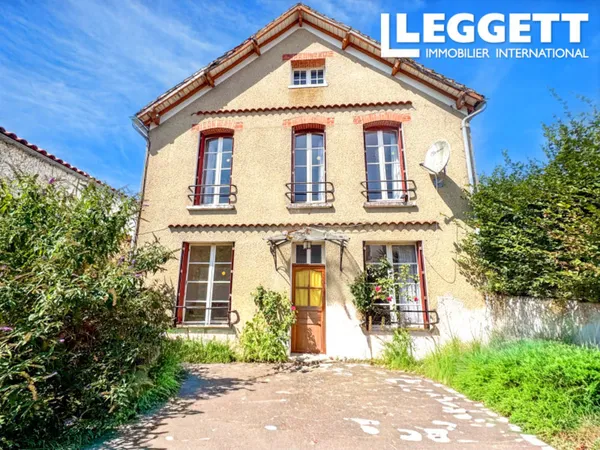 Maison de bourg de 5 chambres avec cour et grenier aménageable à L'Hermenault