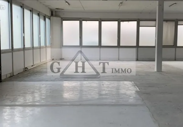 Local industriel 819 m²