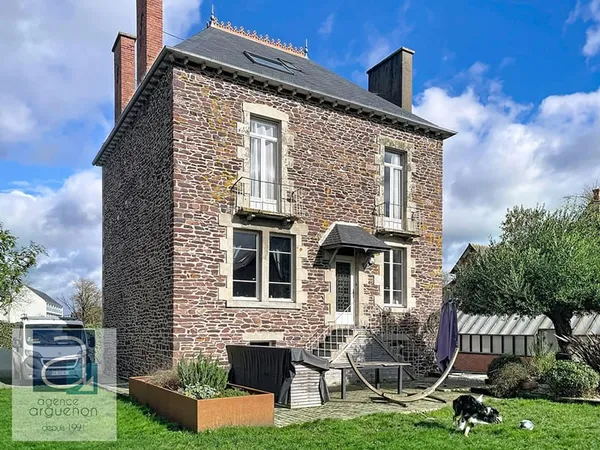Charme de la pierre pour cette maison de ville au coeur de Saint-Méen-le-Grand