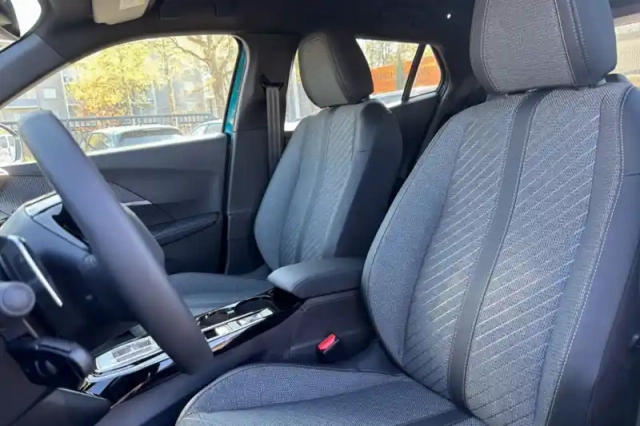 Peugeot 2008 hybrid 145 e-dcs6 — photo 10