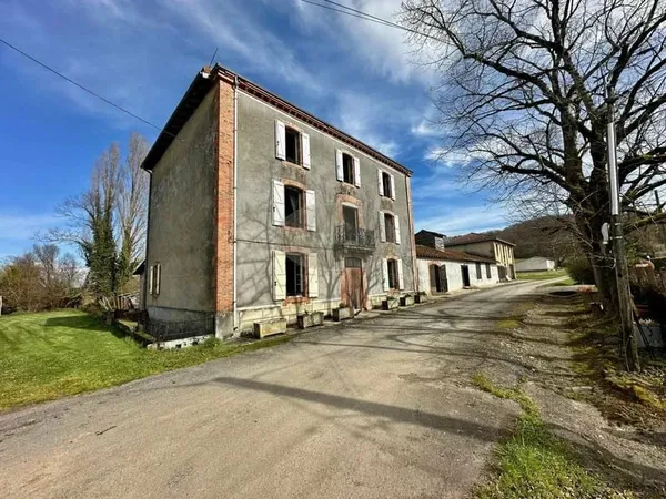 Grande Demeure, nombreuses dépendances