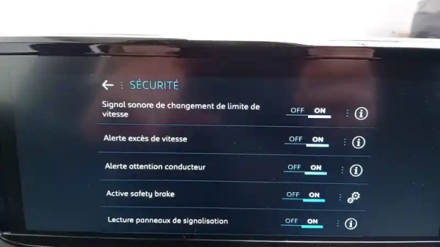 Peugeot 2008 hybrid 110 e-dcs6 — photo 15