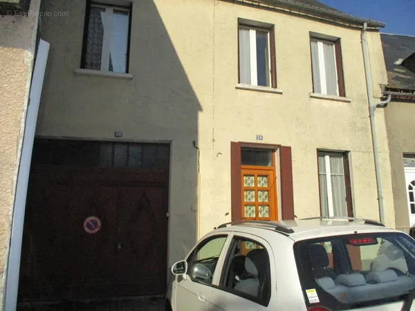 Morvan, Maison Avec Cour Interieure Et Garage, Centre Ville
