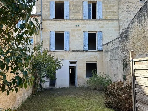 CENTRE-VILLE: Immeuble avec garage et jardin
