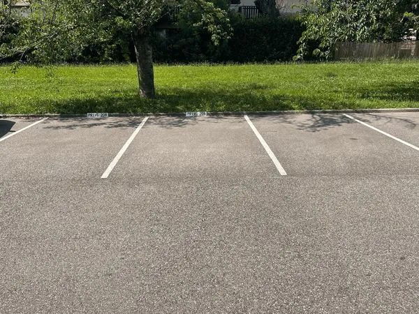 Place de parking proche aéroport / Parking space near the airport