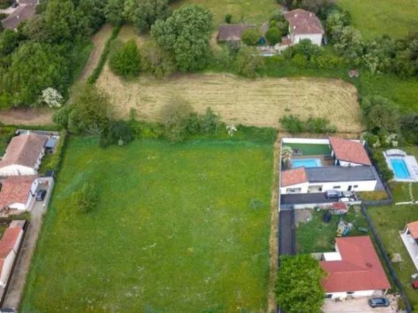 Terrain 587 m²