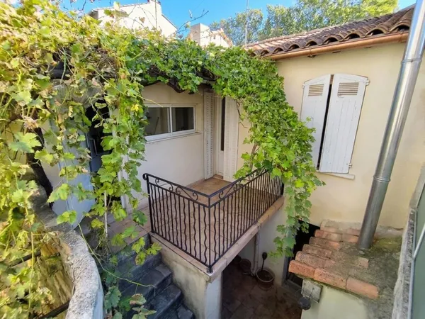 Avignon Intra-Muros - maison de ville 106 m², 3 chambres, à rafraichir avec 2 extérieurs
