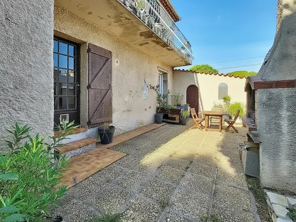 Appartement de plain-pied en rez-de-villa - Terrasse de 52 m² et garage de 23 m²