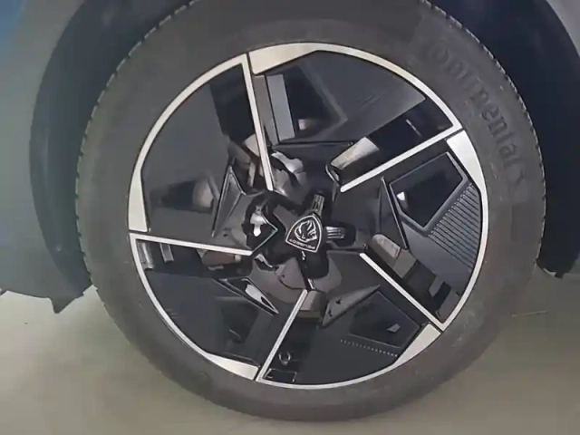 Peugeot 408 phev 225 e-eat8 — photo 16