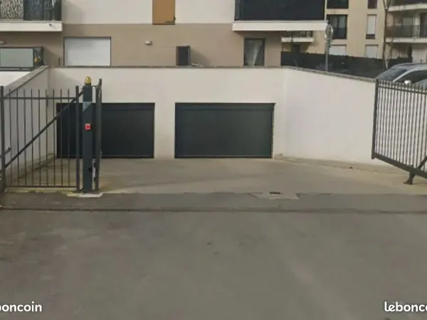 Grande place de parking sous terrain - Plaisir - Proche N12