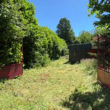 Terrain de 810 m² avec habitation de 70 m², eau et électricité - Beauvoir-en-Lyons