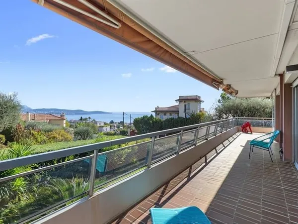 Appartement 3 pièces avec grande terrasse et vue mer dans la rés