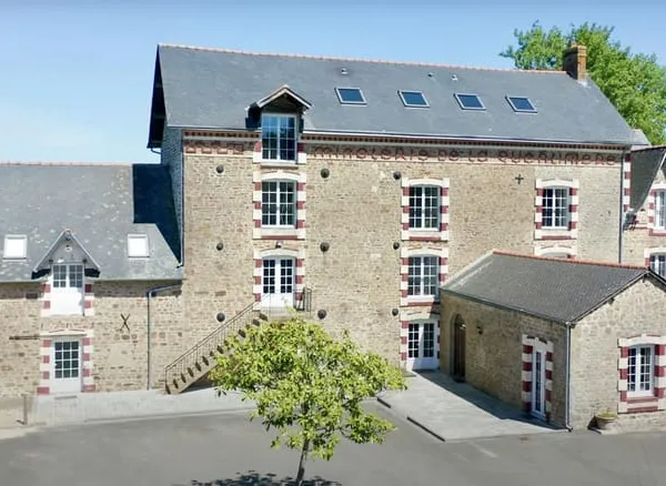 Impressionnant ancien moulin reconverti dans la Mayenne rurale - Opportunité commerciale établie :