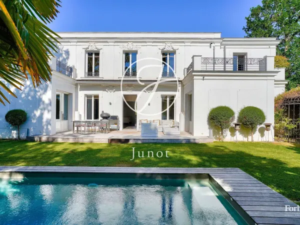 Maison 8 pièces 405 m²