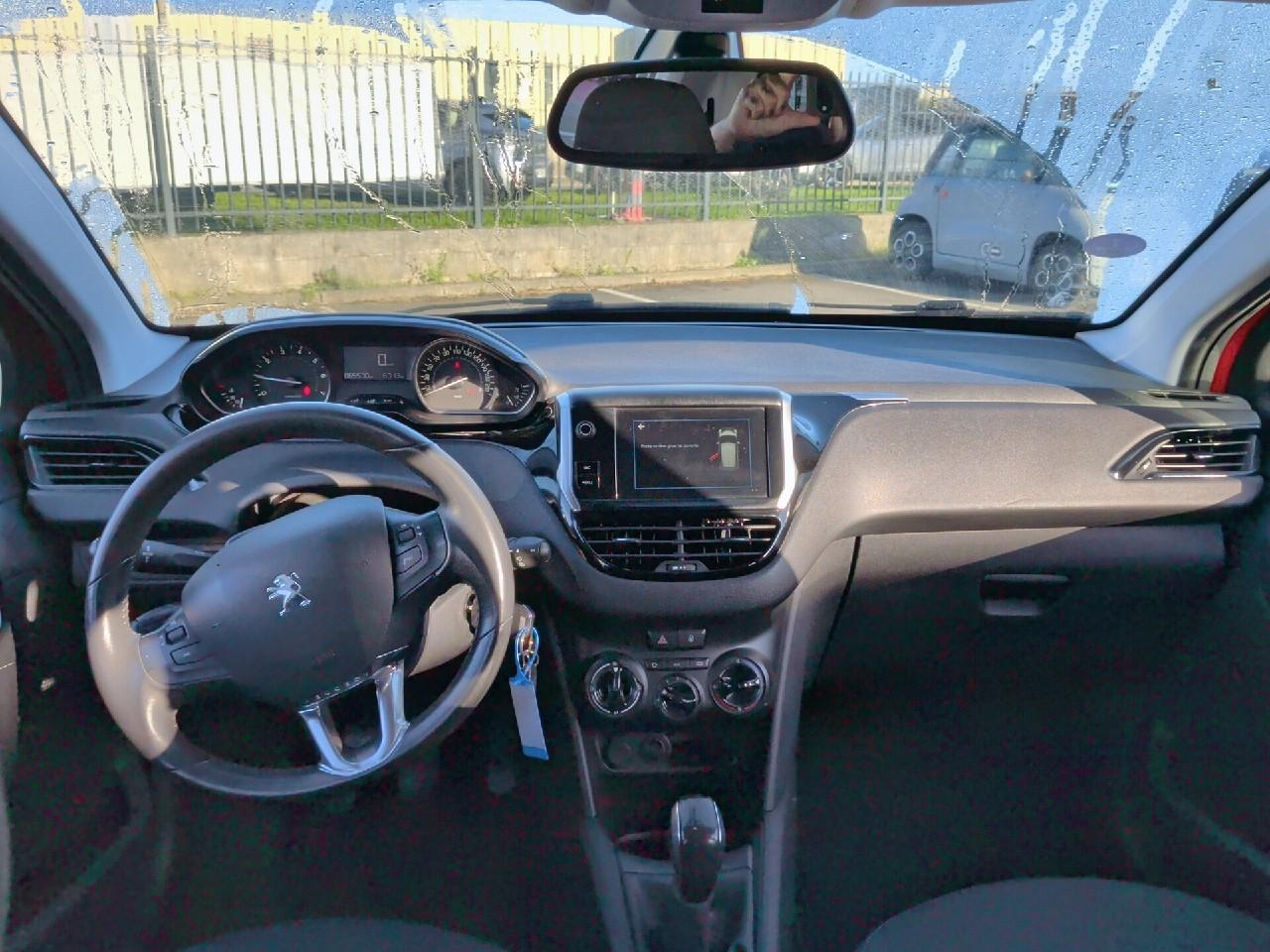 Peugeot 208 puretech 82ch s&s bvm5 signature — photo 2