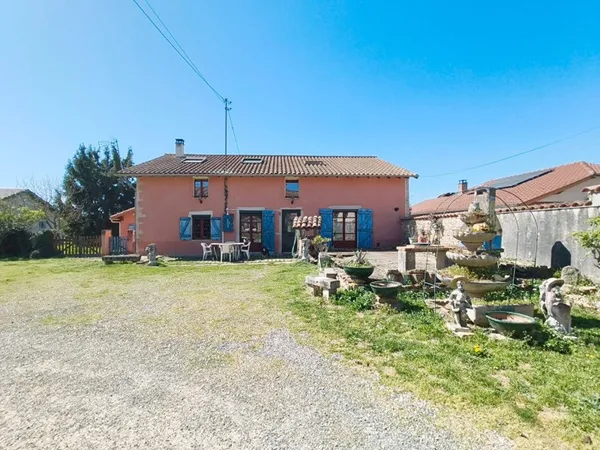Charmante propriété de caractère avec dépendances sur un terrain d'environ 2400m² entre Pont de Vaux