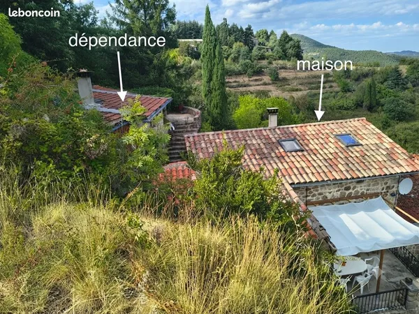 Charmante maison en pierre 85 m² + dépendance 42 m² et jardin sous bois ,divers fruitiers