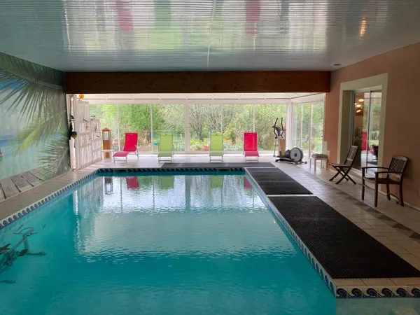 Rare propriété avec piscine intérieure!