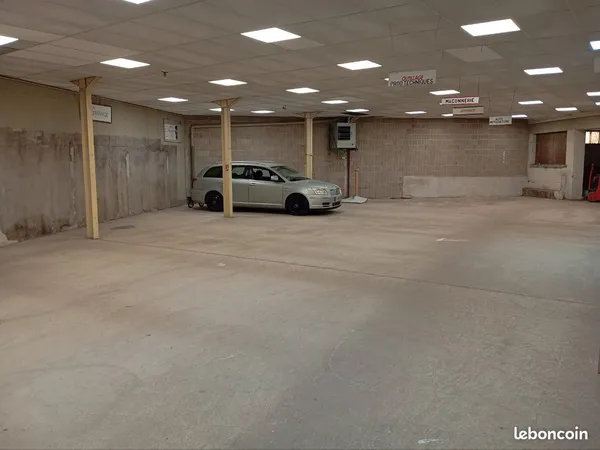 Emplacements voiture et stockage à louer - Uzerche, près de la gare