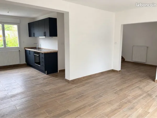 Maison traversante entièrement rénovée avec 3 chambres, garage et jardin - Quartier Peynevere