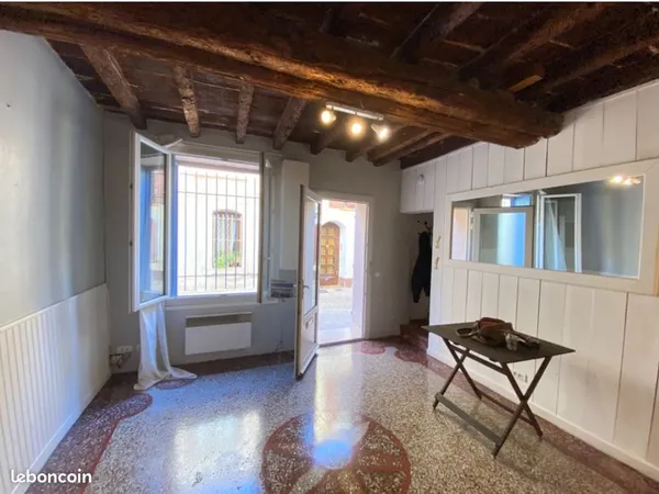 Location appartement triplex dans maison de ville quartier historique Arles