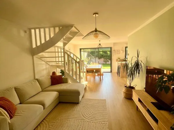 Maison de ville « coup de coeur » semi-mitoyenne & rénovée