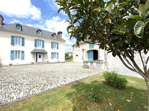 PLAINE DE NAY : ancien corps de ferme rénové avec sa grange de 120 m²