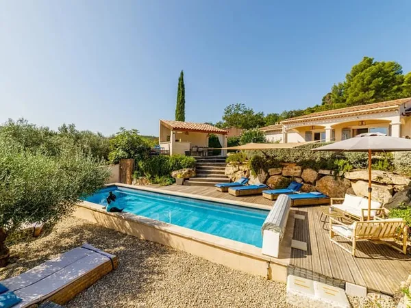 Entre Callas Et Figanières - Propriété Provençale De 240 M², 7 Chambres, Piscine Et Dépendances