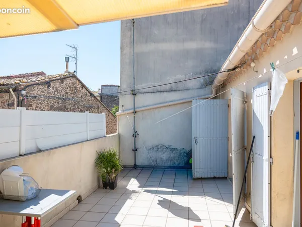 Maison de ville avec terrasse et garage