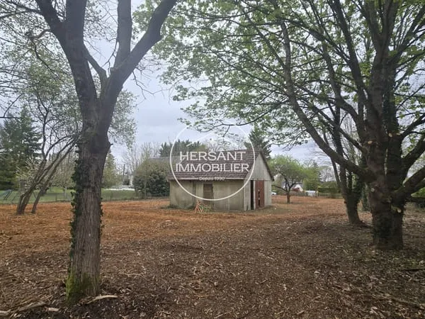 BEAUGENCY TERRAIN DE 1 848 m2 AVEC GARAGE ET DÉPENDANCE