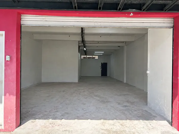 Local commercial 195 m²