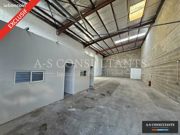 LOCAL D'ACTIVITE 215 m² DECINES CHARPIEU
